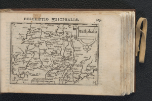 Ein aufgeschlagenes Buch, das eine detaillierte Landkarte von Westfalen auf einem schwarzen Hintergrund zeigt.