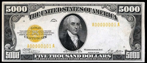 Ein US-amerikanischer Fünfausenddollarschein mit einem Porträt von George Washington, auf dem 'United States' und 'Five Thousand Dollars' in fetter Schrift auf einem schwarzen Hintergrund abgedruckt sind.