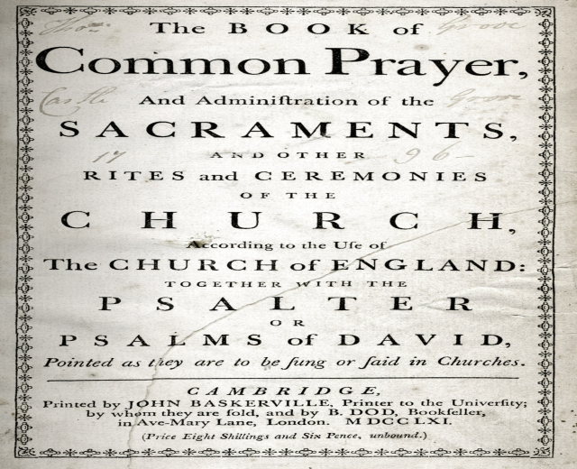 Ein altes Buch mit dem Titel "The Book of Common Prayer and Administration of the Sacraments, Rites and Ceremonies of the Church of England" ist aufgeschlagen und zeigt eine Seite mit schwarzer Tinte.