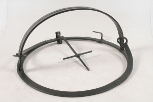 Ein schwarzer Metallfeuerring mit Griff an der Seite, kreisrund geformt, vor einem weißen Hintergrund.