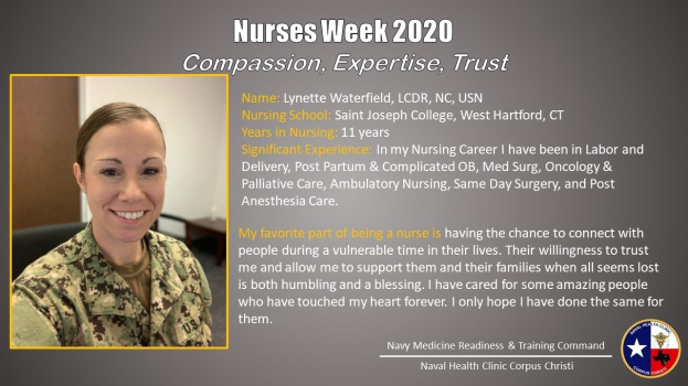 Eine Frau in der Uniform einer Militärschwestern lächelt warm und repräsentiert die Werte Mitgefühl, Expertise und Vertrauen während der Schwesternwoche 2020.