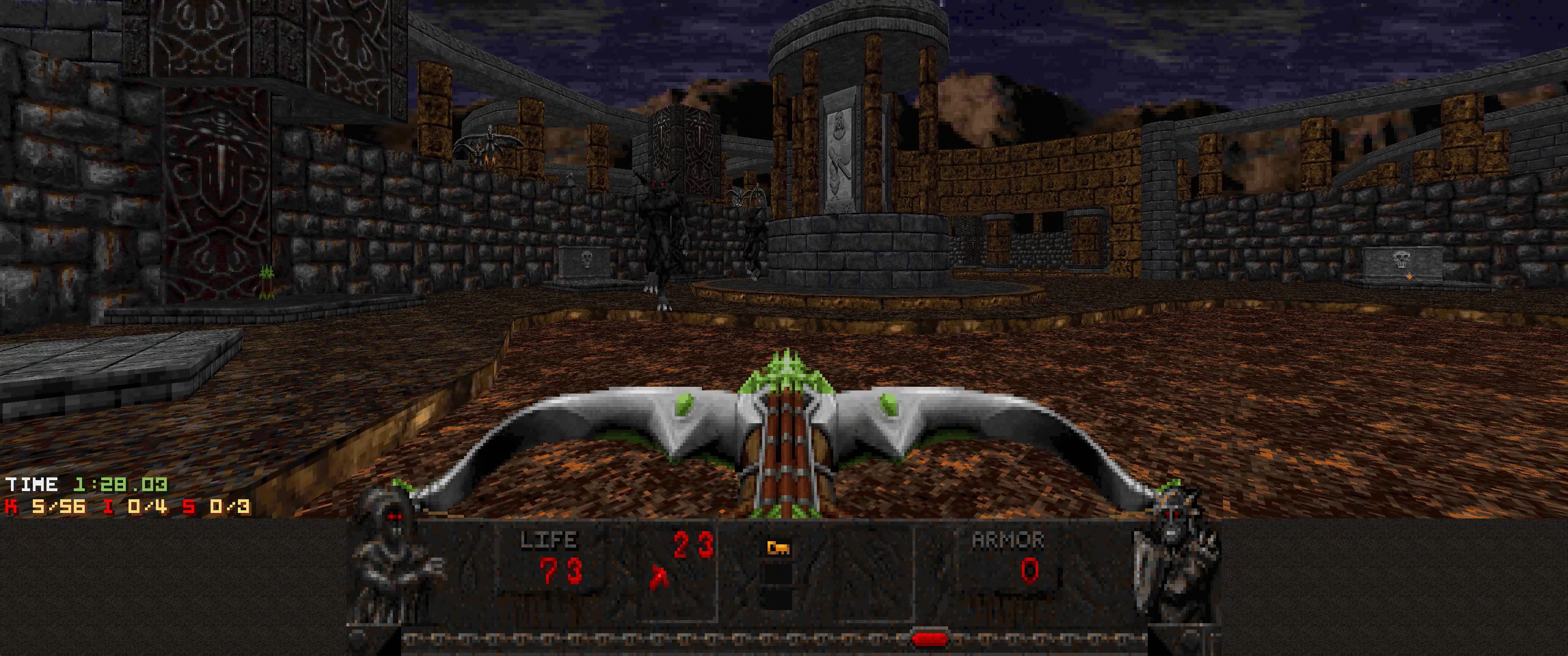 Eine Dungeon-Szene in *Dungeon Master II* mit einem Drachen in der Mitte, umgeben von Wänden, Säulen und Gegenständen, mit Spielerdaten am unteren Rand.