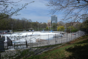 Insolvenz im Ittertal bedroht öffentliche Schwimmhalle und Eislaufbahn
