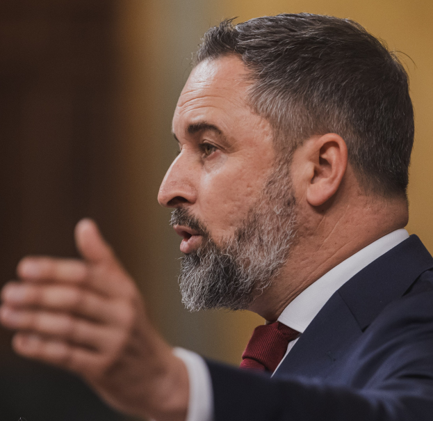 Ein Mann im Anzug spricht in ein Mikrofon, wahrscheinlich um das Verbot des russischen Außenministers Sergej Lawrows durch den Obersten Gerichtshof anzuprangern.