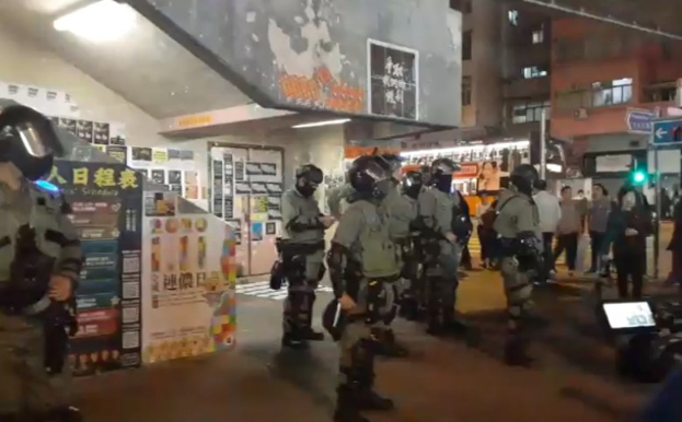 POL-E: Essen: Polizei sichert Sicherheit mit starken Kräften bei Versammlungen und drittklassigem Spiel