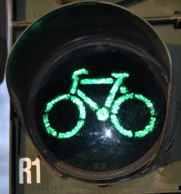 Grünes Ampelsignal mit Fahrradsymbol vor einer Wand
