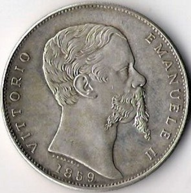Eine Silbermünze aus Italien aus dem Jahr 1859 mit dem Bild eines bärtigen Mannes, darauf die Inschrift "Vittorio Emanuele II" auf weißem Hintergrund.
