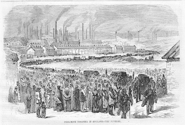 Eine Schwarz-Weiß-Zeichnung einer Gruppe von Menschen, die vor einem Fabrikgebäude mit Häusern und Rauch, der aus den Schornsteinen aufsteigt, im Hintergrund stehen, mit Text am unteren Rand, der "coal-mine disaster in England the final" lautet.