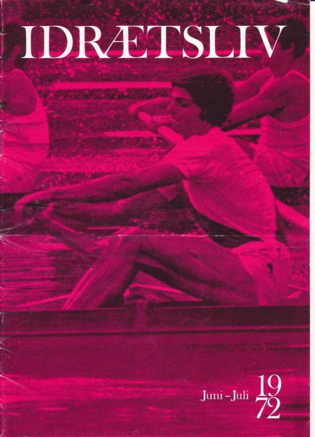 Ein Buchumschlag, der eine Gruppe von Menschen zeigt, die bei einem Rennen auf einem ruhigen Gewässer rudern, mit dem Text "idretsliv - juni-juli 1972"