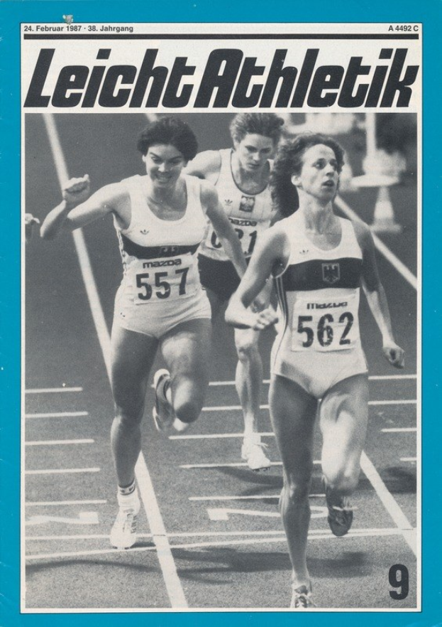 Schwarzes und weißes Foto von drei weiblichen Athletinnen auf einer Laufbahn während eines Rennens mit dem Überlagerungstext "Leicht Athletik Magazine - Februar 1987".