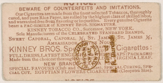 Papier mit schwarzem Text auf einem weißen Hintergrund und einem kreisförmigen, schwarz umrandeten Stempel mit der Aufschrift "Vorsicht vor Fälschungen und Imitationen - Kinney Bros. Zigaretten" in Weiß.