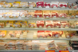 Ein gut organisierter Supermarktboden mit verschiedenen Arten von ordentlich angeordnetem Fleisch mit sichtbaren Preisschildern.