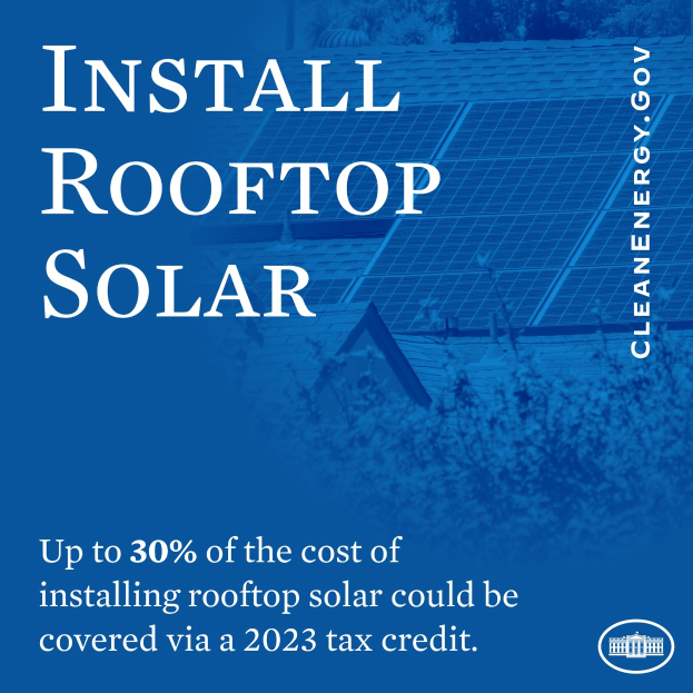 Plakat für einen 2023er Steuergutschrift über bis zu 30% der Kosten für die Installation von Dachsolarpanelen, mit B├Ąumen und einem Geb├Ąude mit Dachsolarpanelen im Hintergrund.