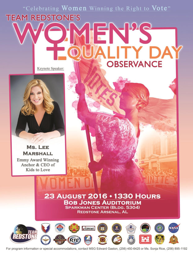 Plakat für die Feier des Women's Equality Day von Team Redstone mit einer Frau, die eine Fahne mit dem Text "Women's Equality" hält und Logos sowie Veranstaltungseinzelheiten unten.