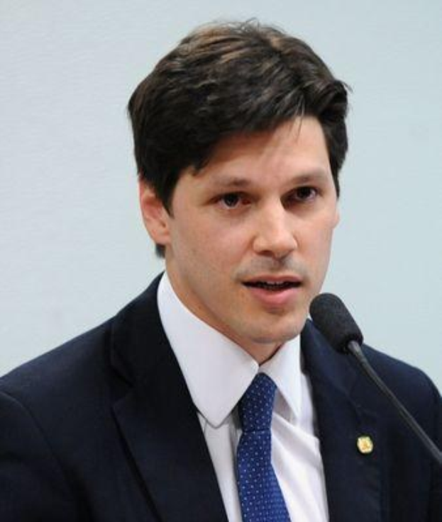 Ein Mann im Anzug und Krawatte spricht in ein Mikrofon und scheint eine Regierung genehmigte Gesetzesvorlage zur Abschaffung des Internets anzukündigen.