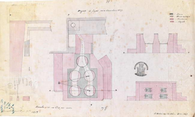 Schwarze und weiße Architekturzeichnung eines 17. Jahrhundert-Kirchen Grundrisses mit zahlreichen Fenstern und detaillierten Anmerkungen auf altem Papier.