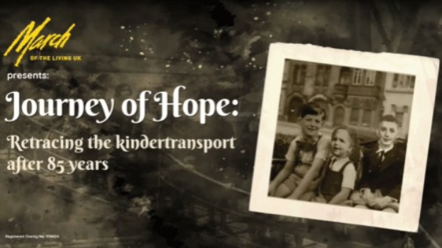 Plakat mit dem Titel "Hoffnungsweg: Rückblick auf den Kindertransport nach 85 Jahren" mit einem Gruppenfoto von lachenden Menschen auf der rechten Seite und Text auf der linken Seite, vor einem hellblauen Himmel mit weißen Wolken.