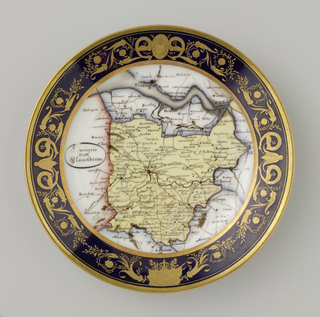 Ein dekorativer Teller mit einer Karte von Polen, mit detailreichen Verzierungen, auf einem weißen Hintergrund.