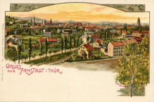 Alte Ansichtskarte zeigt eine Stadtansicht von einem Hügel mit Bäumen, Gebäuden, fernen Hügeln und Himmel, mit handgeschriebener Text auf der Vorderseite.